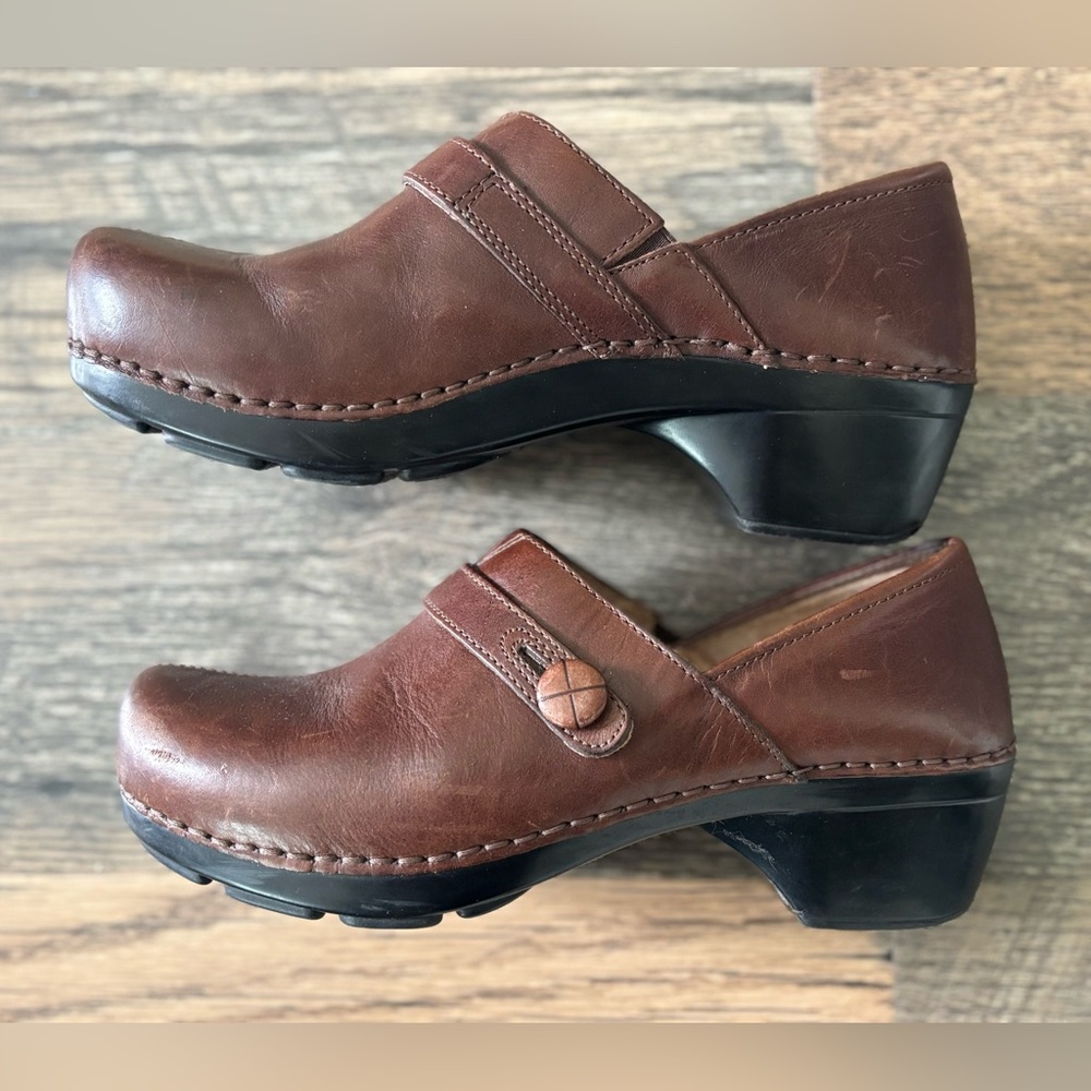 DANSKO‎ Womens Sz 39 US 8.5-9 Solstice Brown Leather Button Clogs Shoes Slip on - Picture 7 of 13